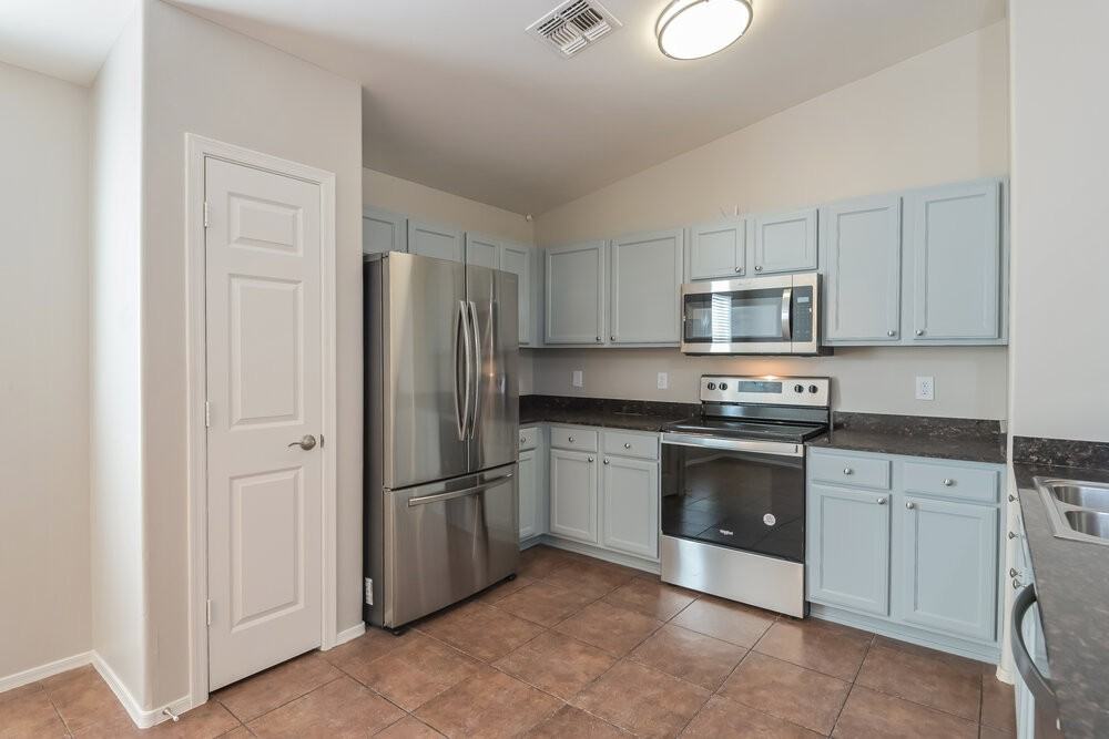 7103 S Providence Dr - Photo 6 of 16