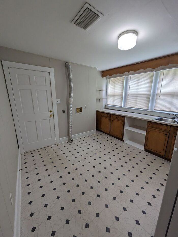 317 3rd Street Northwest #4 - Photo 5 of 8