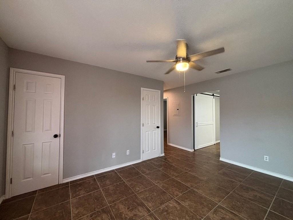 2255 N Veterans Blvd - Photo 2 of 9