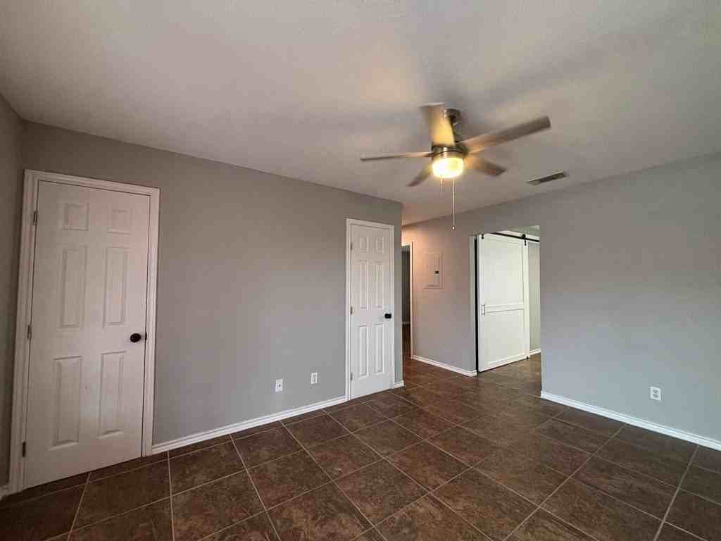 2255 N Veterans Blvd - Photo 3 of 9