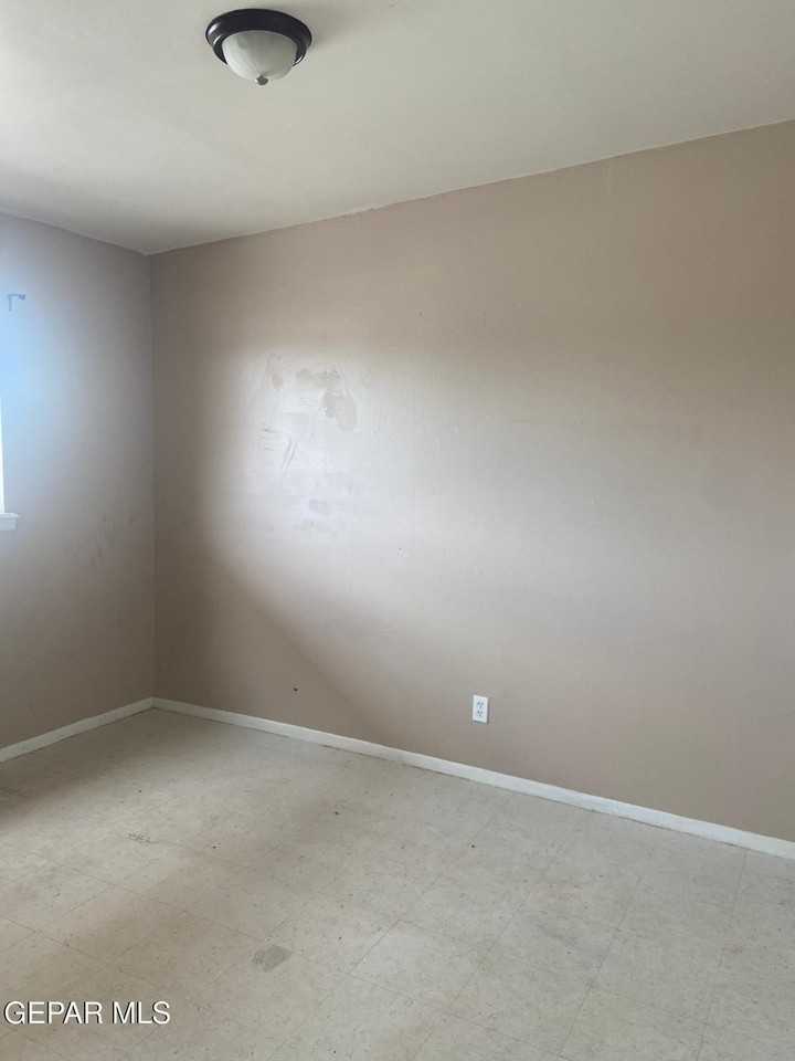 417 Gorman St Apt 4 #4 - Photo 5 of 9