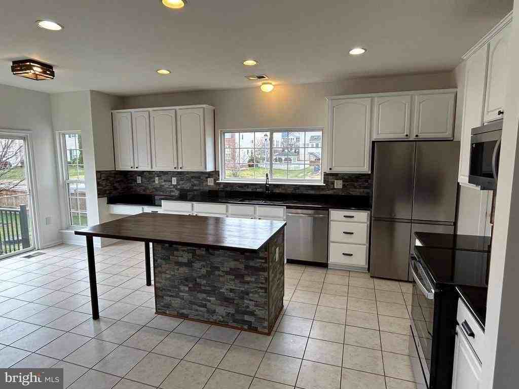 200 Rubens Cir - Photo 2 of 42