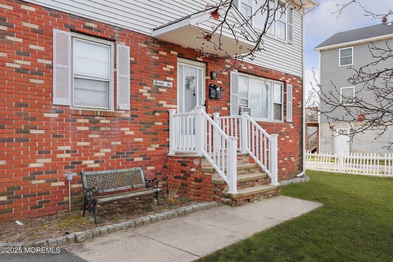 22 Commodore Ave - Photo 2 of 20