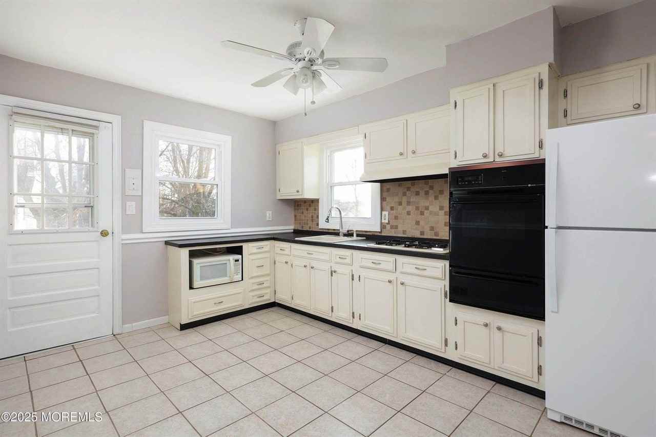 22 Commodore Ave - Photo 6 of 20