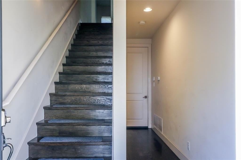 3010 Zenia Dr - Photo 4 of 25