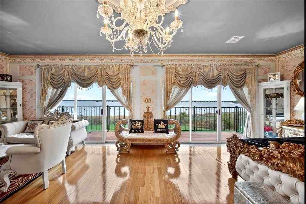 5218 Lake Terrace Court - Photo 5 of 38