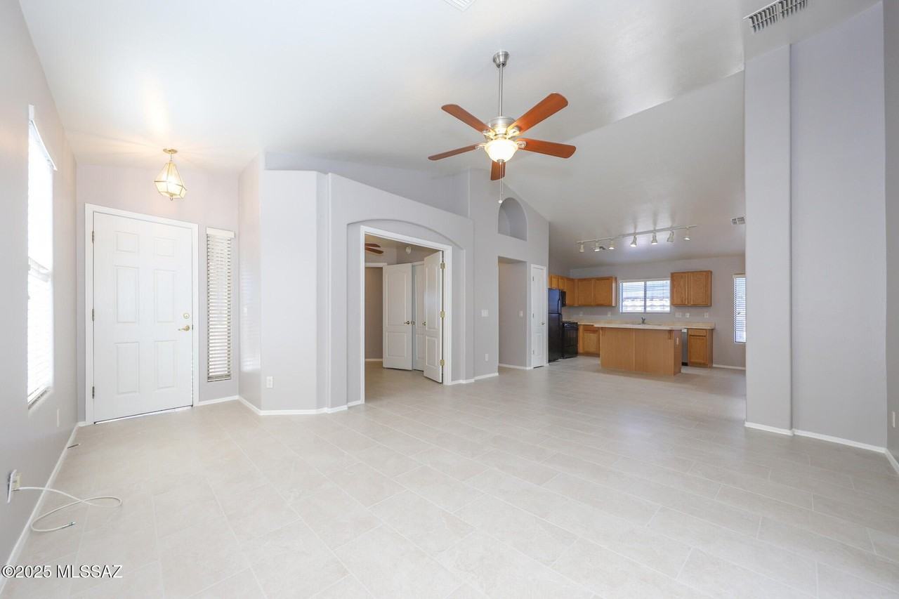 10886 South Arrowhead Spring Drive - Photo 3 of 33