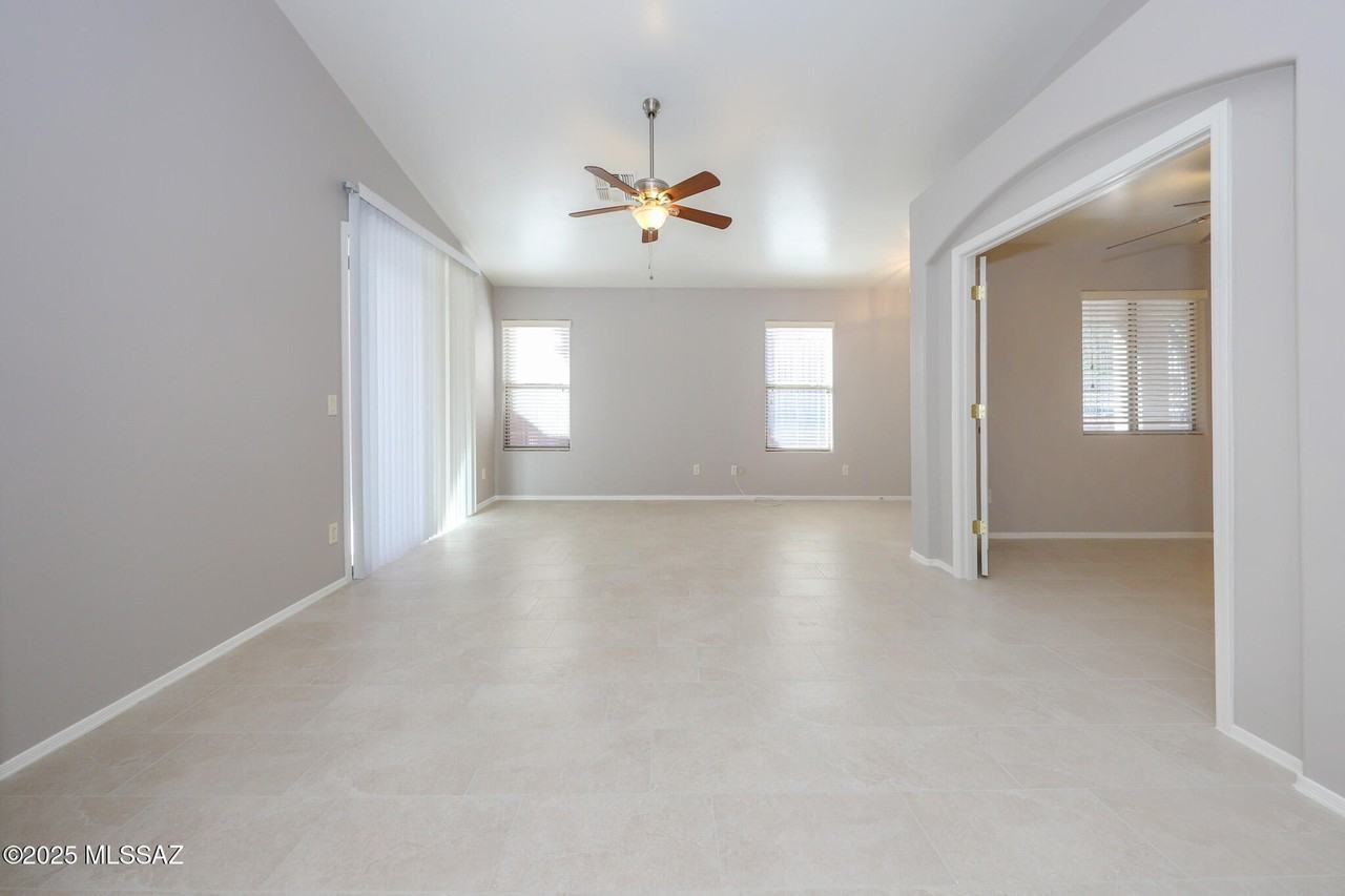 10886 South Arrowhead Spring Drive - Photo 5 of 33