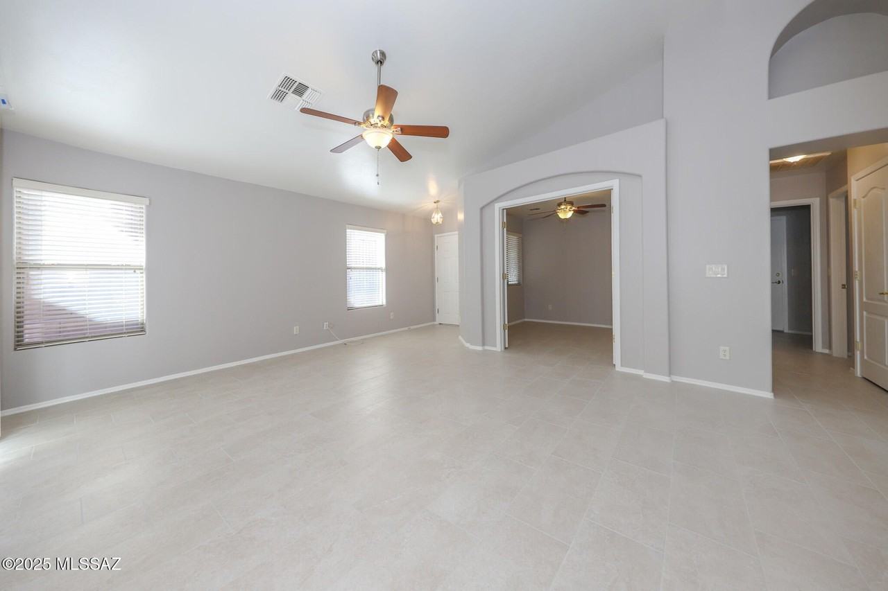 10886 South Arrowhead Spring Drive - Photo 6 of 33