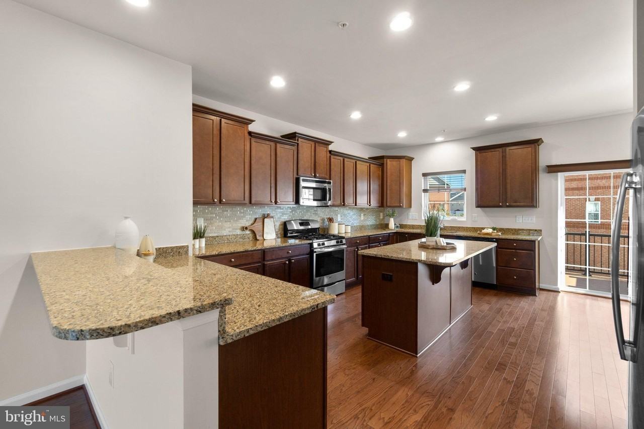 7960 Blue Stream Drive - Photo 4 of 45