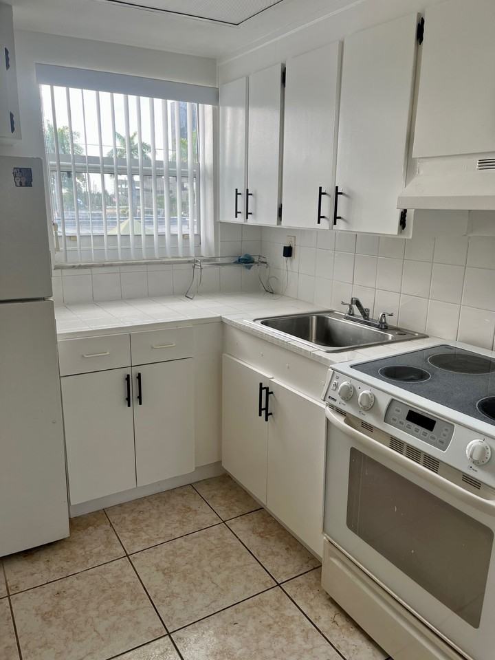 611 Northeast 5th Street #9 - Photo 7 of 8