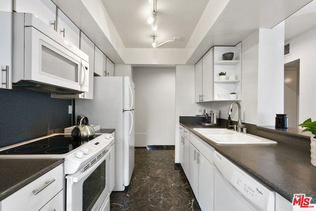 906 North Doheny Drive #906-322 - Photo 5 of 11