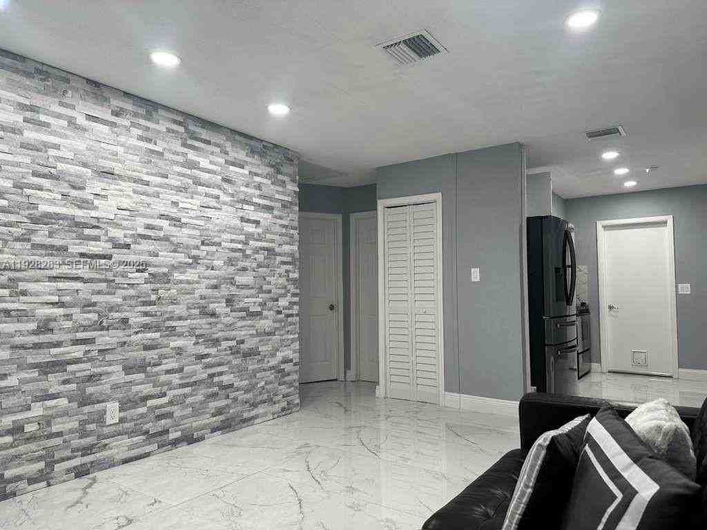 4960 Sw 28th Ter #4960 - Photo 3 of 10