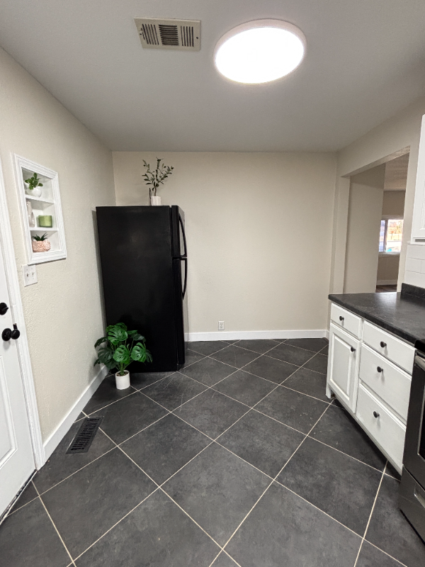 1105 Reynolds Rd - Photo 4 of 18