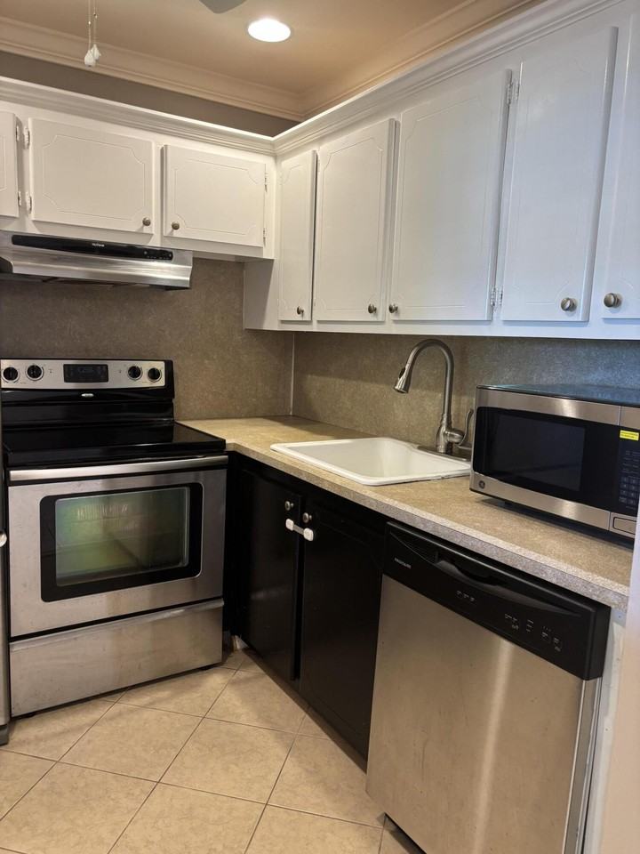 87 Windsor Drive #87 - Photo 2 of 22