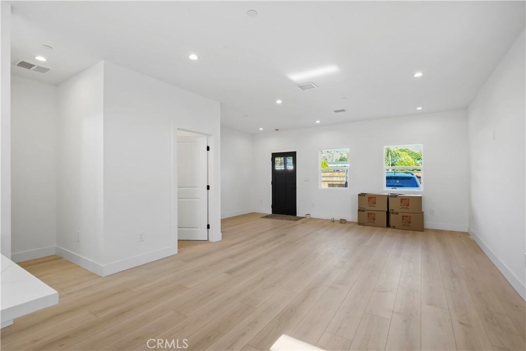 11533 Dronfield Ave #11533 - Photo 4 of 38