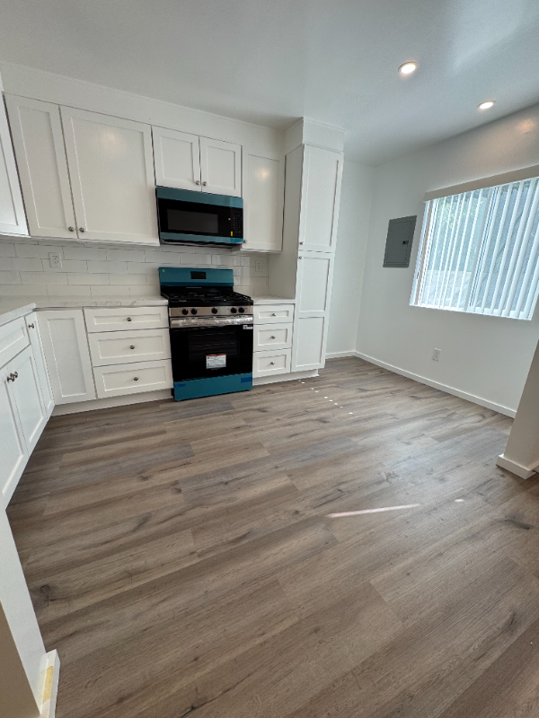 3520 West 27th Street - Photo 7 of 8