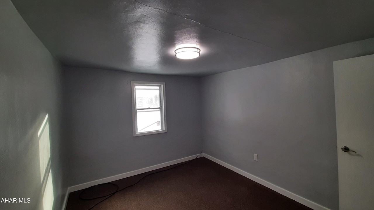 314 Pennsylvania Avenue - Photo 6 of 15