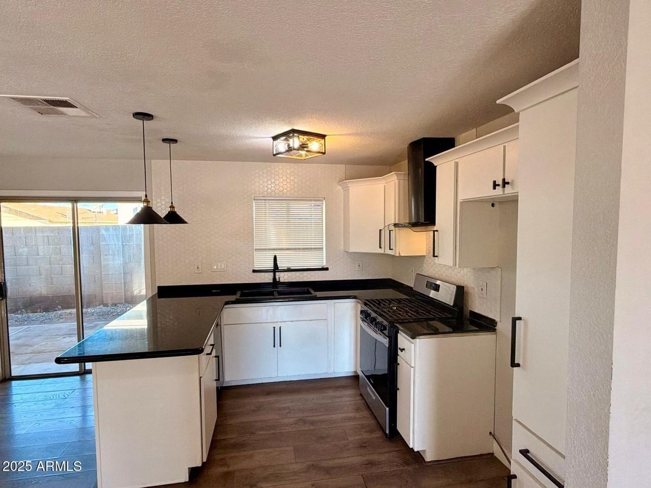 2002 East Saint Anne Avenue - Photo 4 of 12