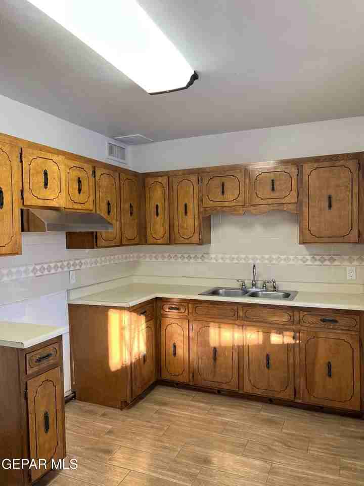 4204 Flory Avenue - Photo 6 of 11