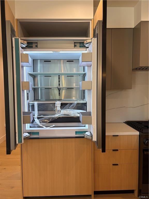 10352 Riverside Dr #201 - Photo 4 of 8