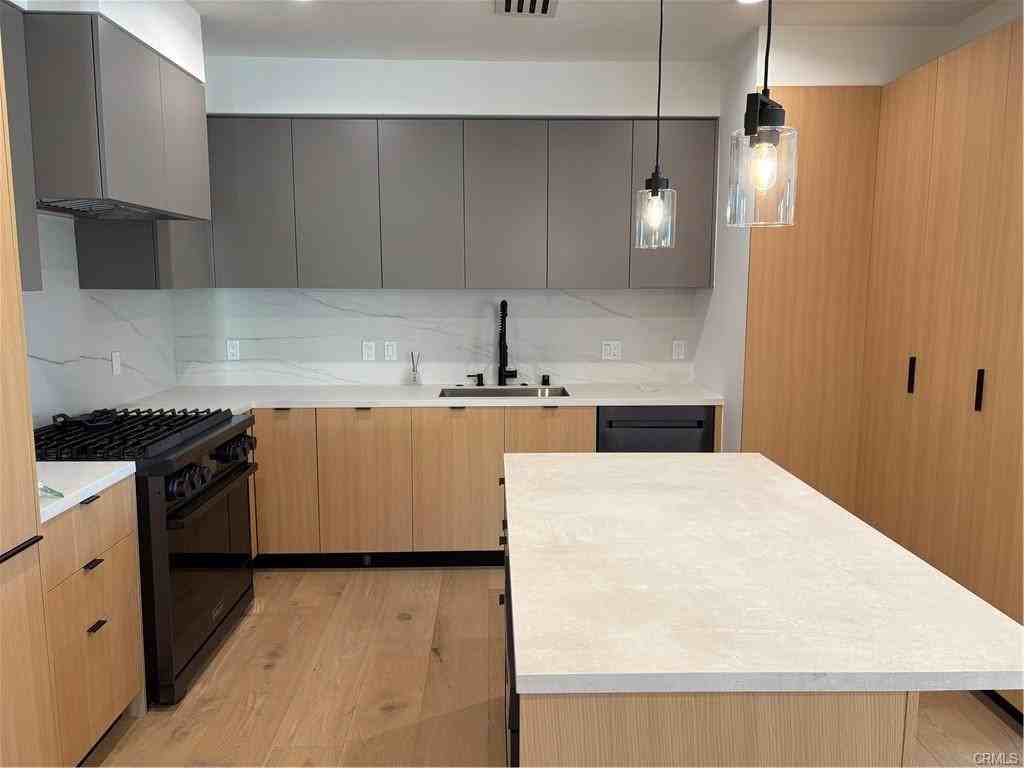 10352 Riverside Dr #201 - Photo 5 of 8