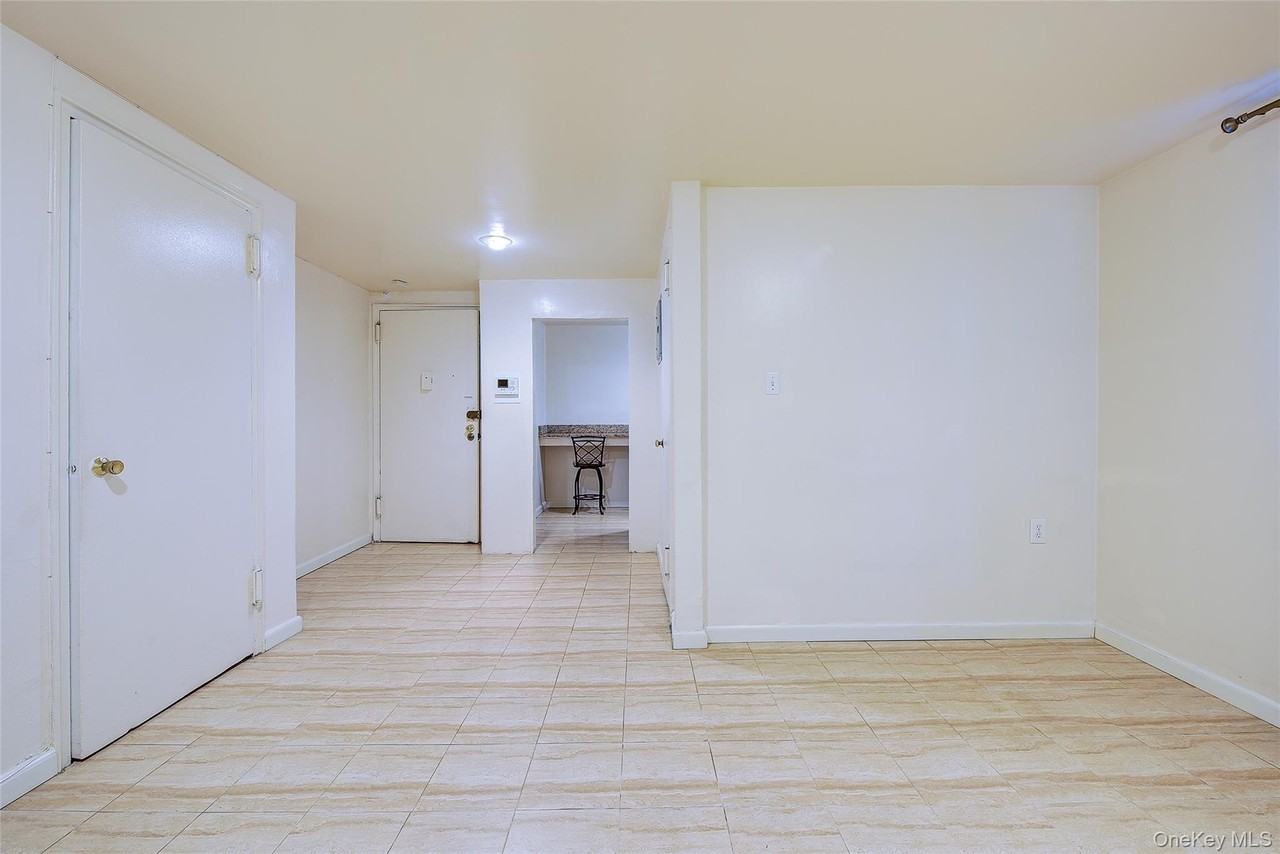 25 Burns St Apt 1a #1A - Photo 3 of 23