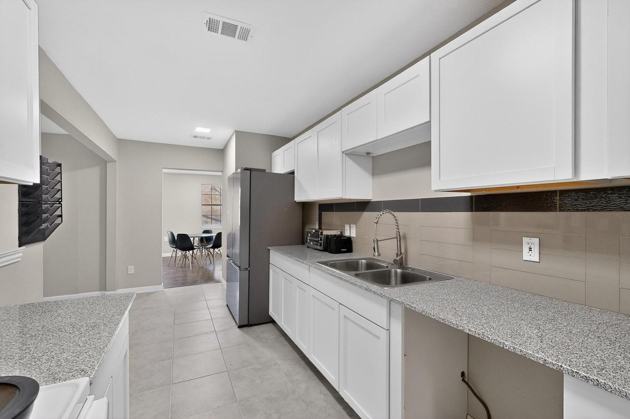 Hartford Dr - Photo 5 of 11