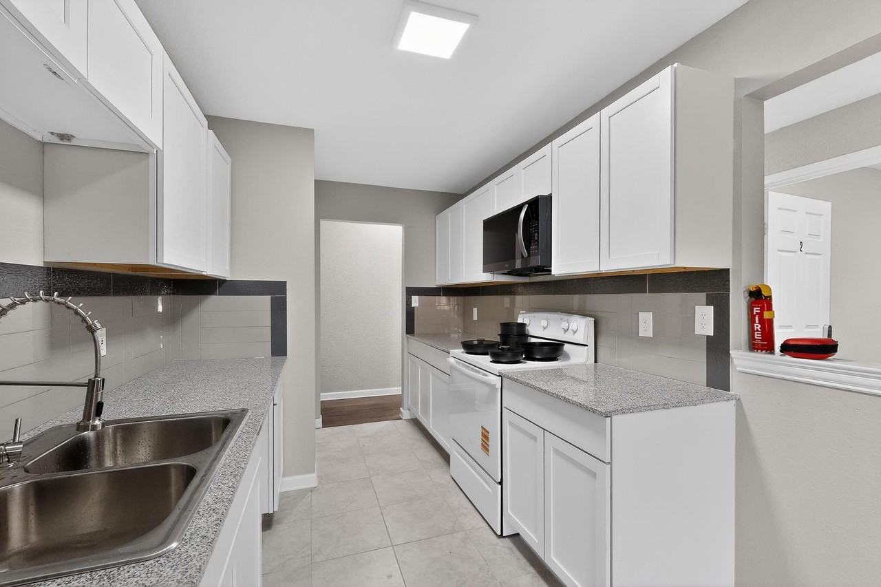 Hartford Dr - Photo 6 of 11