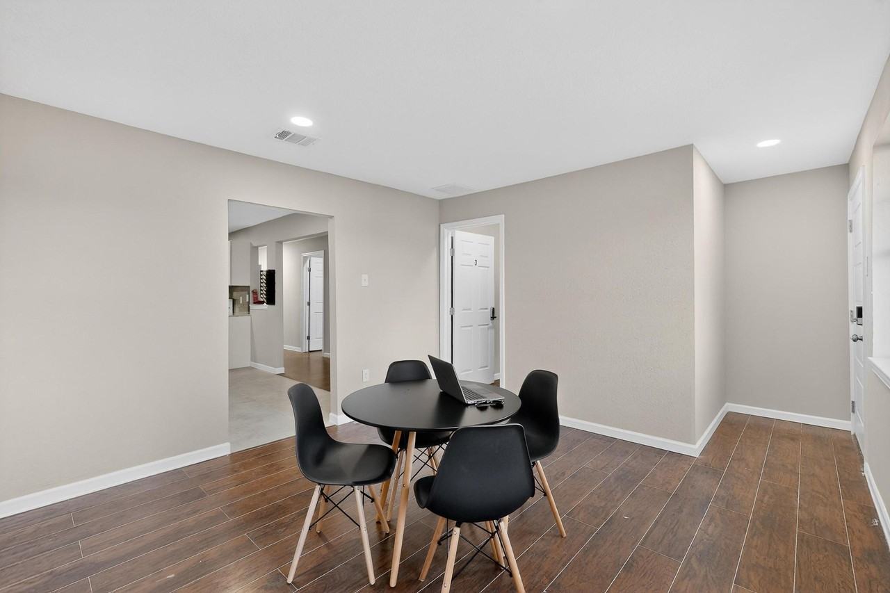 Hartford Dr - Photo 7 of 11