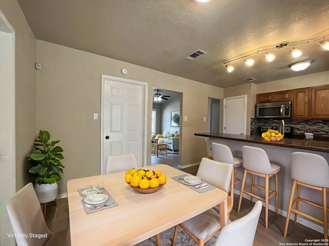 4102 Judivan - Photo 3 of 33