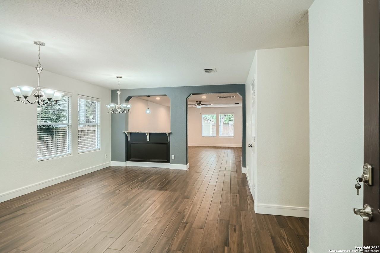 8115 Ashwood Pointe - Photo 3 of 32