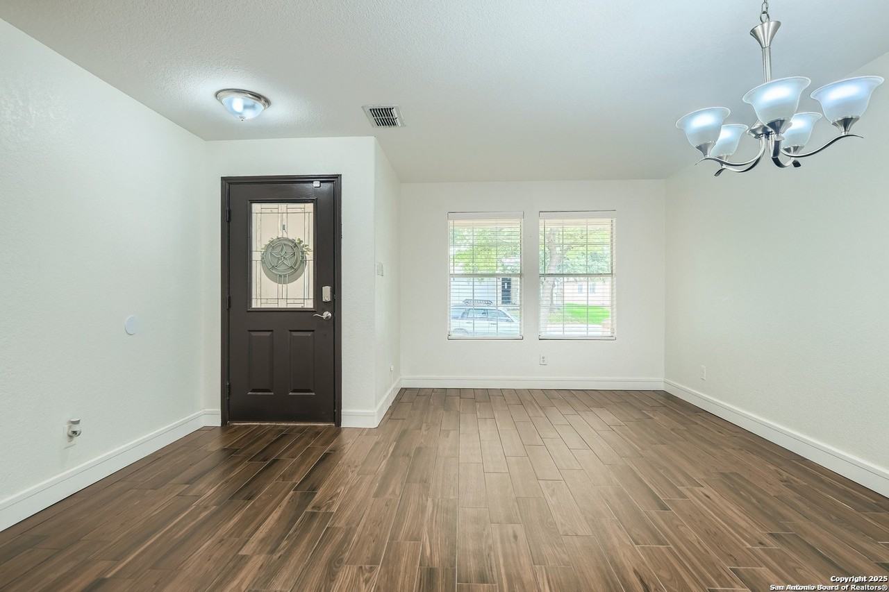 8115 Ashwood Pointe - Photo 4 of 32