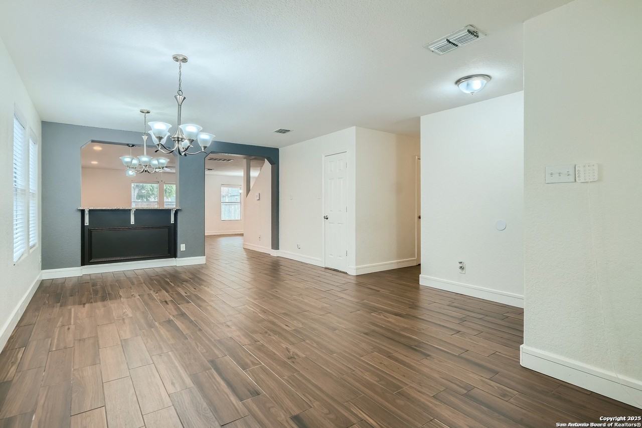 8115 Ashwood Pointe - Photo 5 of 32