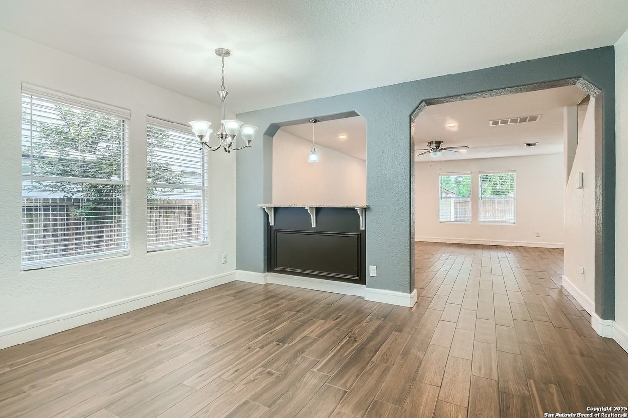 8115 Ashwood Pointe - Photo 6 of 32