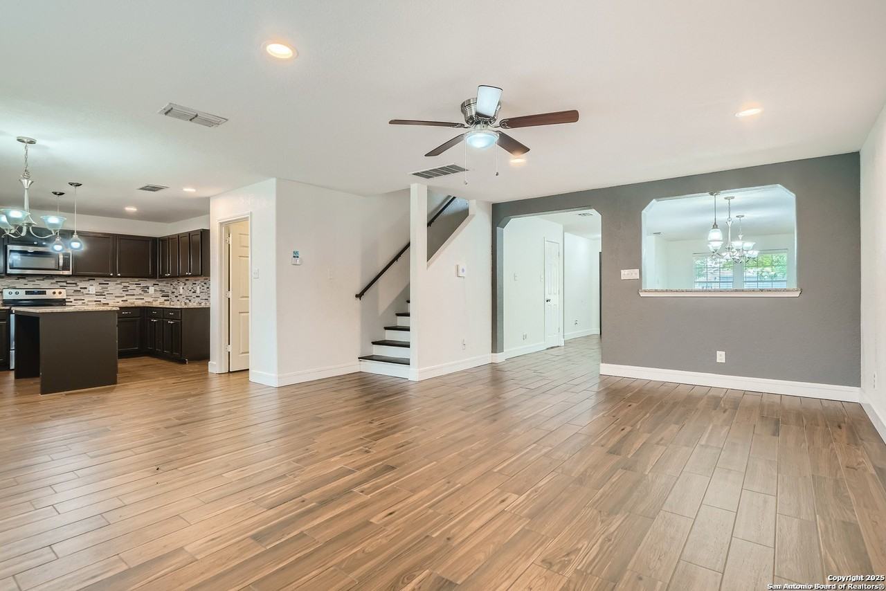 8115 Ashwood Pointe - Photo 7 of 32