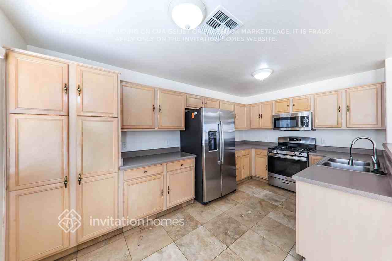 7111 North 77th Drive - Photo 7 of 18