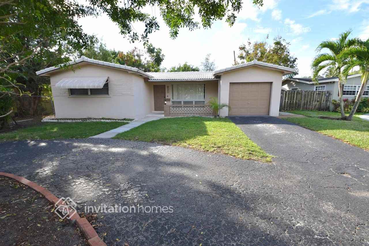 921 East Hawthorne Circle