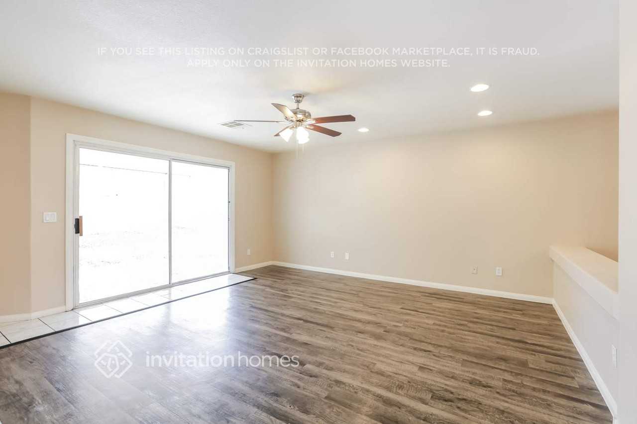 8637 W Gilmore Ave - Photo 5 of 18