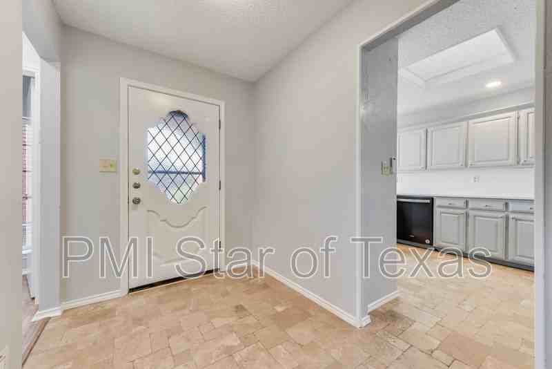 2801 Hickory Bend Dr - Photo 2 of 24