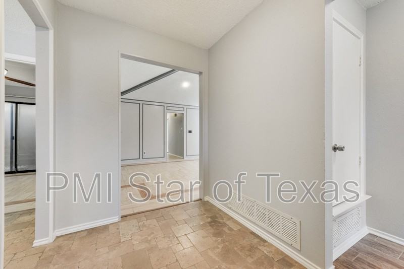 2801 Hickory Bend Dr - Photo 3 of 24