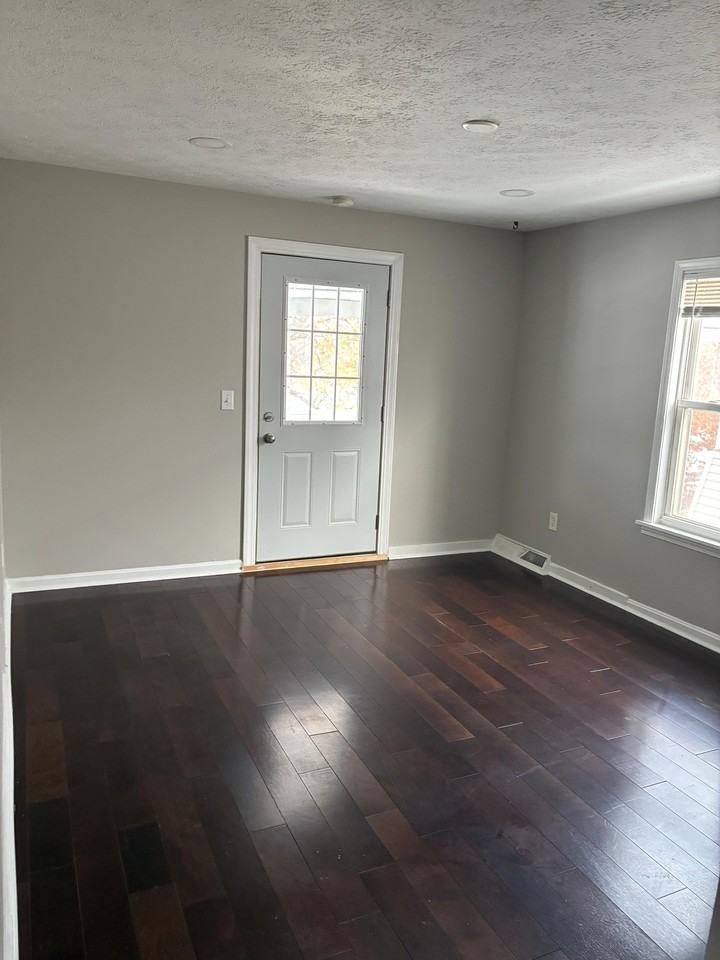 1821 Willowdale Avenue - Photo 5 of 10