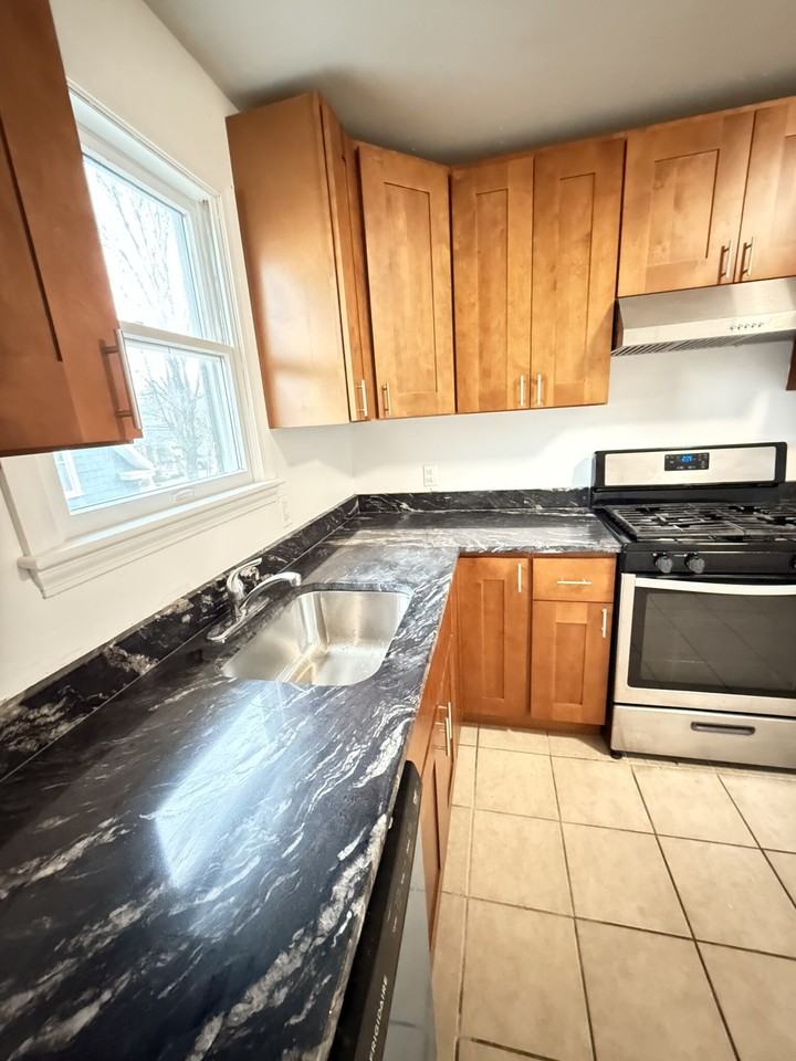 122 Sumner St #2 - Photo 4 of 13