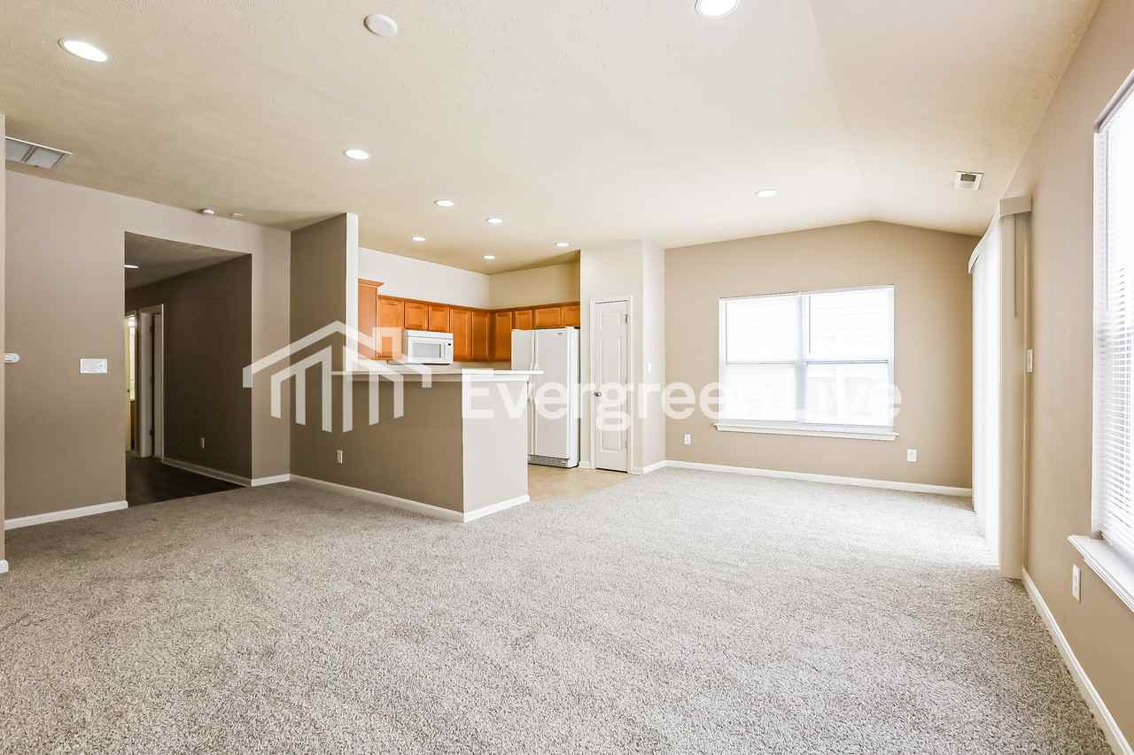 2004 Lisa Walk Dr - Photo 4 of 16