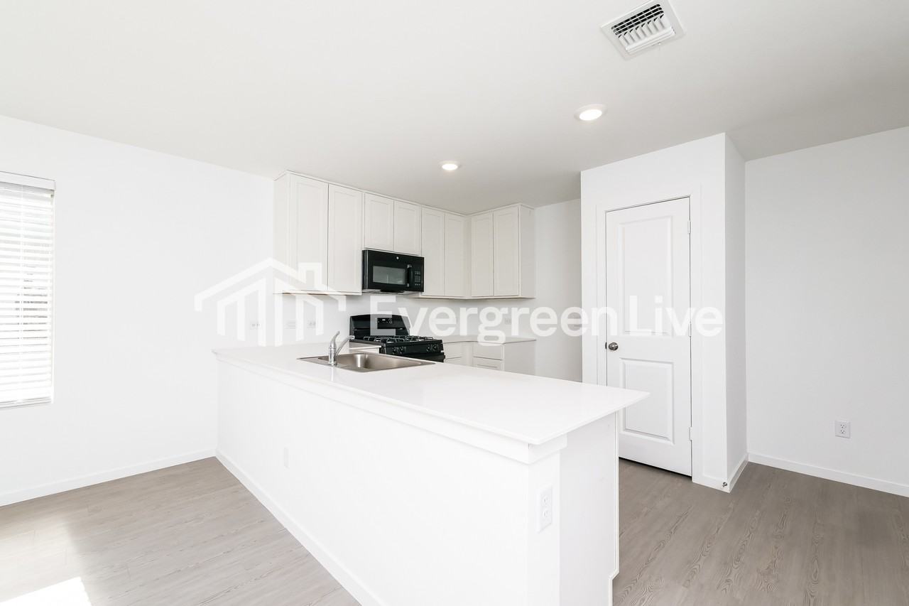 12520 Huntington Ridge Way - Photo 5 of 16