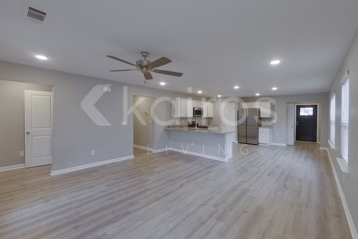 394 Angela Street - Photo 4 of 20