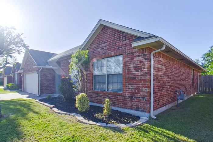 521 Southwest 163rd Street - Photo 2 of 21