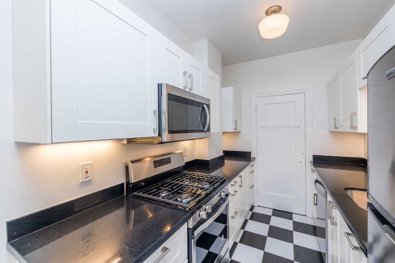 421 Van Dyke - Photo 4 of 39