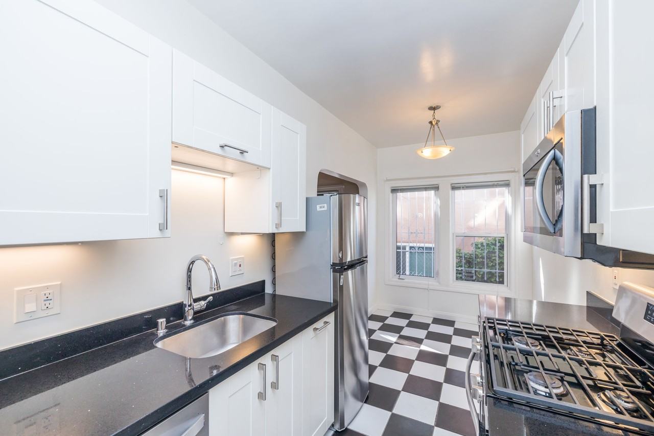 421 Van Dyke - Photo 5 of 39