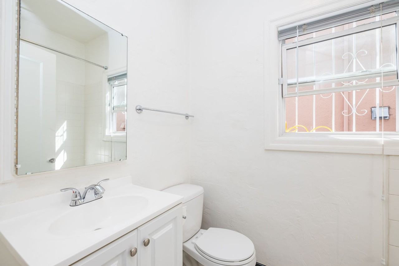 421 Van Dyke - Photo 7 of 39